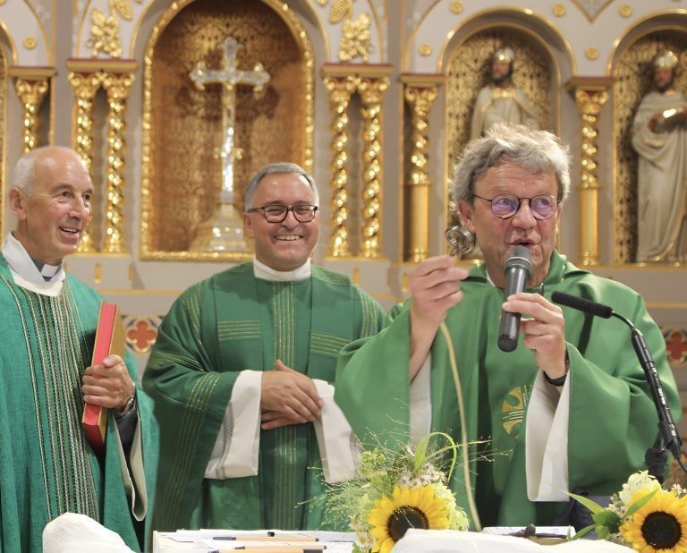 Symbolischer Höhepunkt des Pfarrerwechsels: Peter Mathei übergibt seinem Nachfolger Anton Cobzariu den Schlüssel.