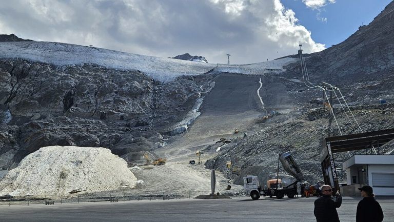 In Sölden laufen die Gemüter heiß: Für Greenpeace sind die Maßnahmen eine teilweise Zerstörung, für die Bergbahnen notwendige Sanierungsarbeiten.  greenpeace/m. Kobal