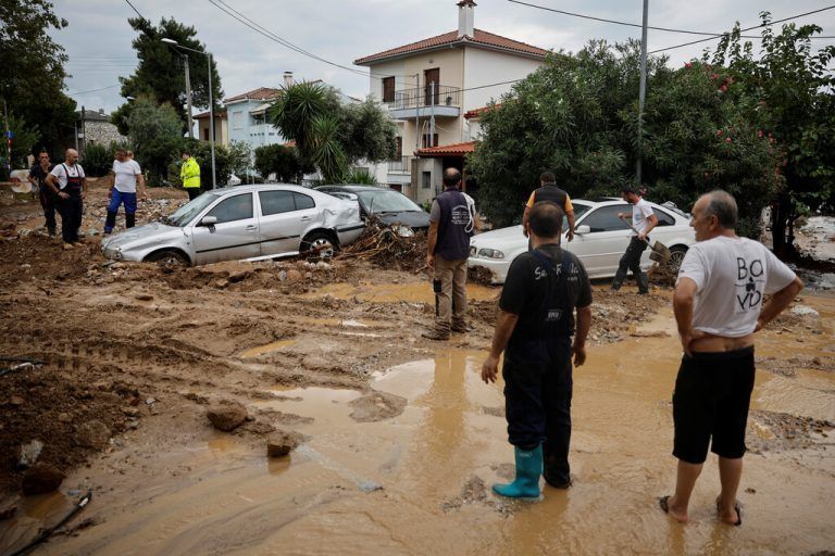 In Volos sind erneut Aufräum­arbeiten angelaufen. Reuters