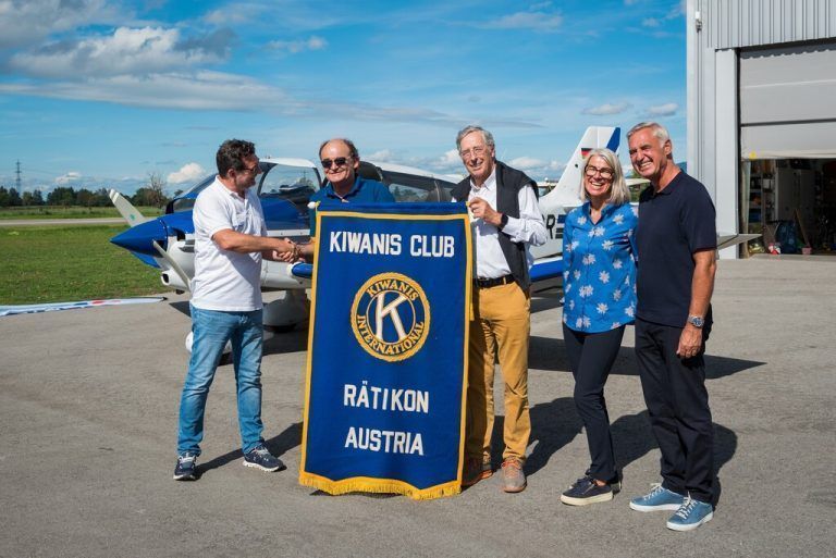 Initiator Andreas Seeburger bedankt sich bei Dietmar Martin, Gerhard Beck sowie Jutta und Andreas Gunz, stellvertretend für den Kiwanis Club Bludenz Rätikon. verein