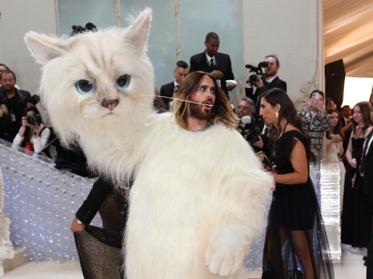 Jared Leto, als Choupette verkleidet, schlüpft in die Rolle Lagerfelds.
