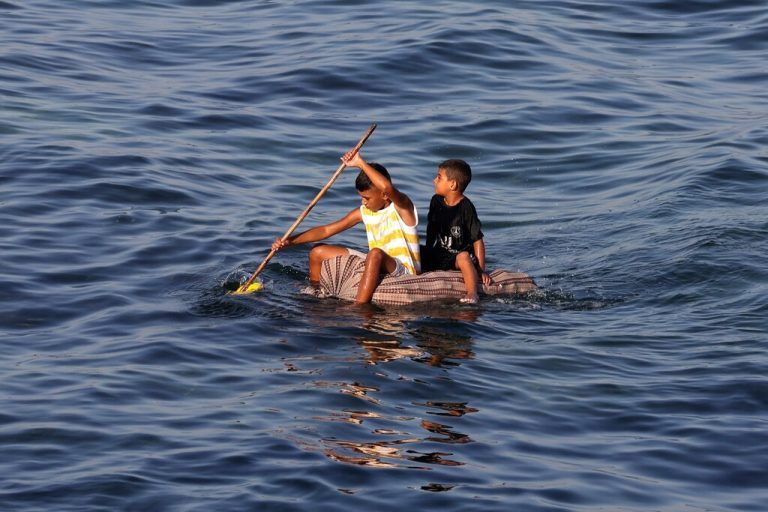 Junge Burschen sind auf einem selbst gebauten Floß im Mittelmeer in der Nähe von Gaza-Stadt unterwegs. AFP