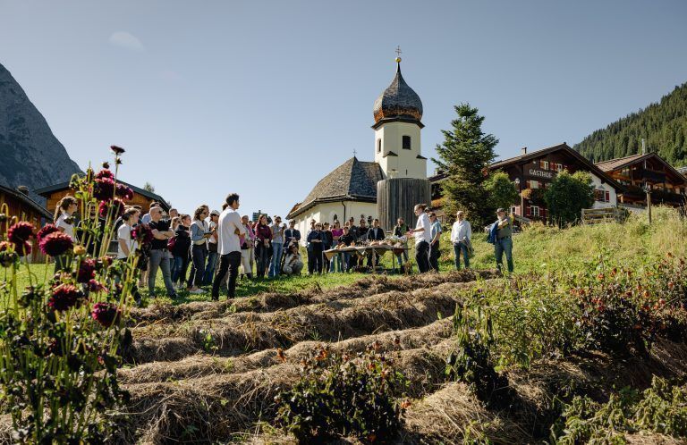 Gemüsebau im hochalpinen Zuger Tal. Die Workshopteilnehmer tauschten ihre Erfahrung aus und lernten von den Pionieren. Anna Stöcher/KC