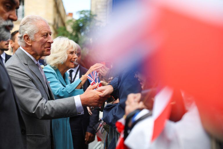 König Charles und Königin Camilla begrüßen am dritten Tag ihres Besuchs in Frankreich die Menschen in Bordeaux. Reuters