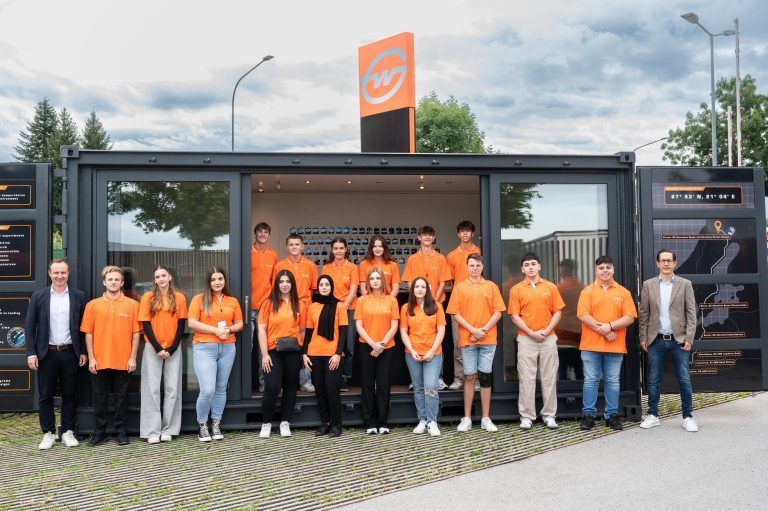 Gebrüder Weiss 105 junge Menschen beginnen ihre Ausbildung beim Logistiker in Österreich, Deutschland und der Schweiz. Im Bild die neuen Lehrlinge in Vorarlberg.
