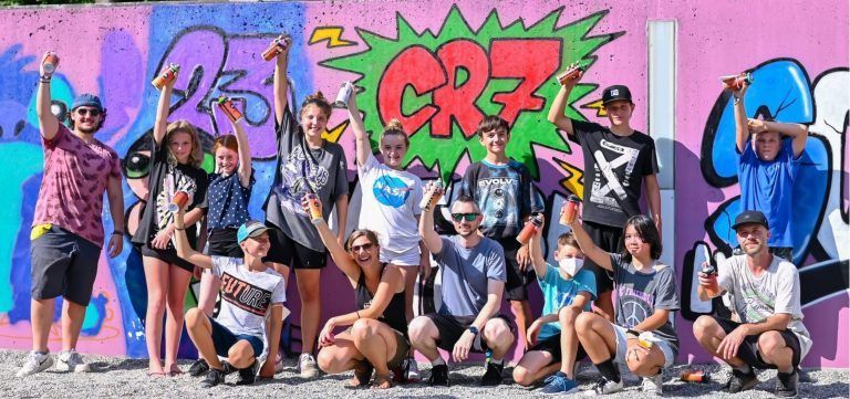 Stolz präsentierten die Graffitikünstler die neue Wand bei der Mittelschule. <span class="copyright">Gemeinde/Kasia</span>