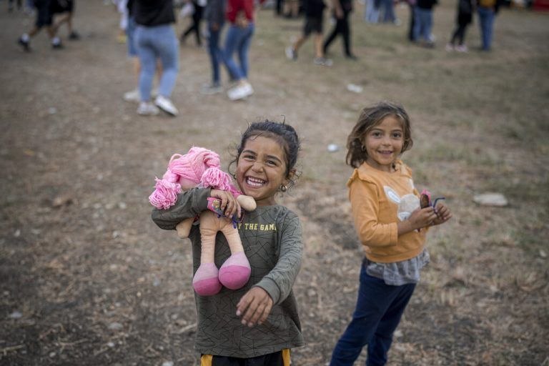 Mädchen lachen und genießen den Aufenthalt auf einem Jahrmarkt in der rumänischen Ortschaft Hagioaica. AP