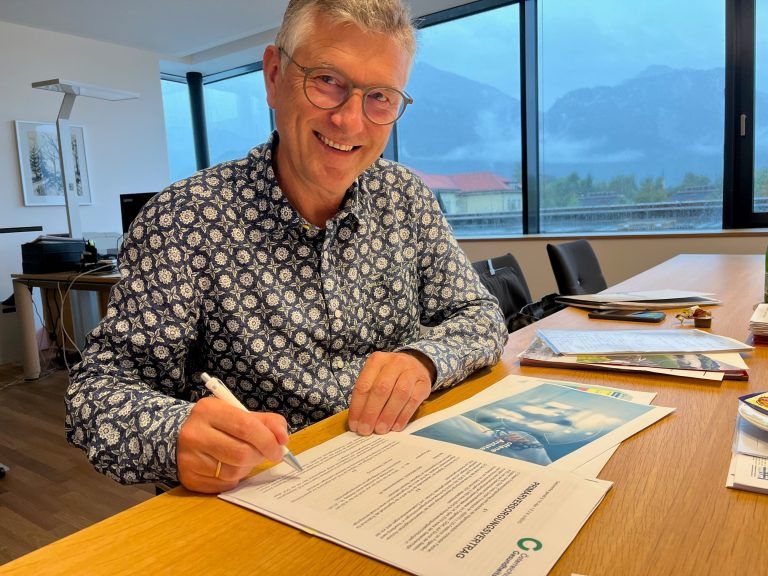 Manfred Brunner (ÖGK) vervollständigte den Vertrag. VN/MM