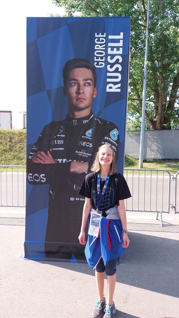 Martina, die bei der Firma Doppelmayr arbeitet, ist ein Formel-I-Fan. Das Bild zeigt sie in Spielberg.
