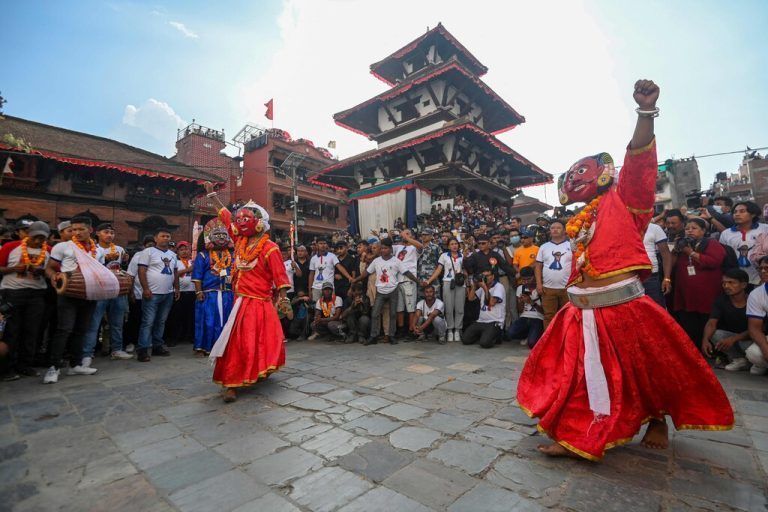Maskierte Tänzer, die vor Ort als „Sawa Bhaku“ bekannt sind, treten während des „Indra Jatra“-Festivals in Kathmandu, Nepal, auf. AFP