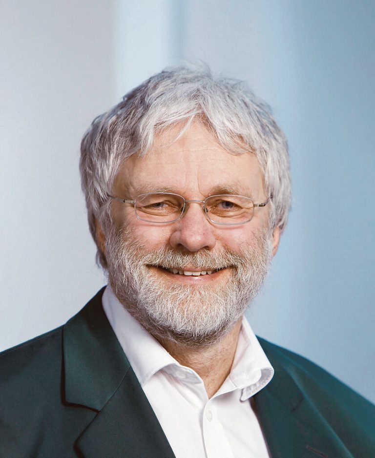 Michael Kreuzer ist seit dem Jahr 1994 Professor für Tierernährung an der ETH Zürich. Er hatte zuvor Positionen in Göttingen und München inne und ist für 60 verschiedene internationale Zeitschriften aktiv. Sein Vortragstitel beim FTW-Symposium in Bregenz lautet: „Die Alpenregion (besser) ohne Nutztiere?“