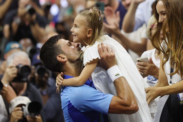 Mit Tränen in den Augen umarmte Djokovic seine Tochter Tara.APA