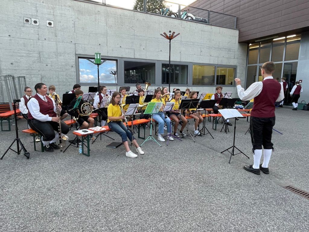Furioses Platzkonzert am Feuerwehrhaus