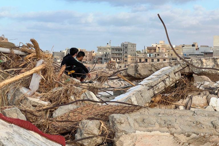 Nach den schweren Überschwemmungen mit tausenden Todesopfern sitzen Menschen in Derna, Libyen, in den Trümmern der Stadt. AFP