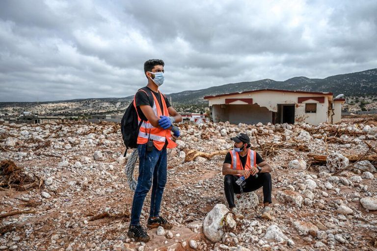 Nach den Sturzfluten mit Tausenden Todesopfern durchsuchen Rettungs­teams die Trümmer in der ostlibyschen Stadt Soussa. AFP