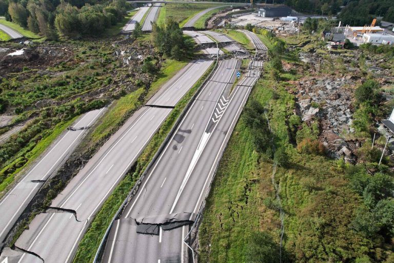 Nach einem Erdrutsch ist ein Abschnitt der Europastraße eingestürzt. AFP
