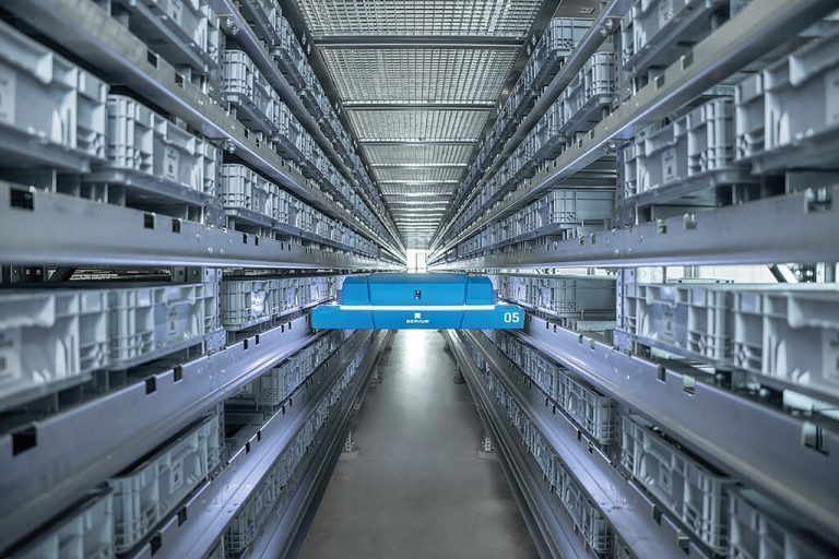 Nach jahrelanger Entwicklungsarbeit bei Servus Intralogistics präsentiert sie den energieeffizientesten Transportroboter der Welt. Fa