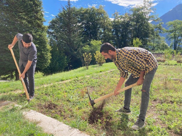 Nazir Hokak und Khan Kaschar arbeiten in ihrem Flüchtlingsquartier in Gaisbühel mit.  Caritas