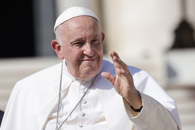 Papst Franziskus winkt nach seiner wöchentlichen Generalaudienz auf dem Petersplatz im Vatikan. AP