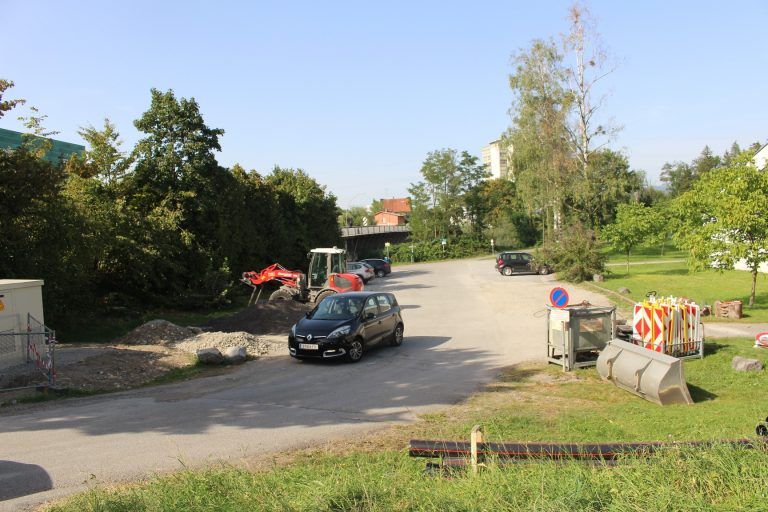 Der Parkplatz vor der Halle soll künftig bewirtschaftet werden. <span class="copyright">STP</span>
