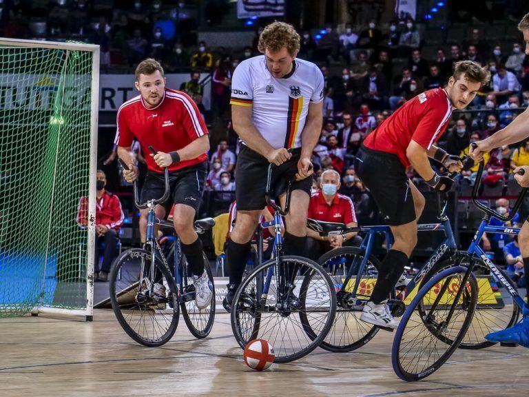 Patrick Schnetzer (l.) und Stefan Feurstein führen mit 145 Punkten die Zwischenwertung im UCI-Weltcup der Radballer an.Monia Schrott