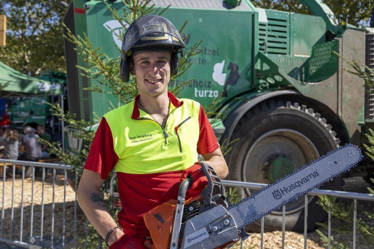 Fällschnitt, Kombischnitt, Kettenwechsel: Kilian Moosmann zeigt auf der Sonderschau sein Können. <span class="copyright">VN/Paulitsch </span>