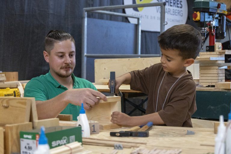 Yusuf (5) ist in der Kinderwerkstätte Holzzirkus in seinem Element.