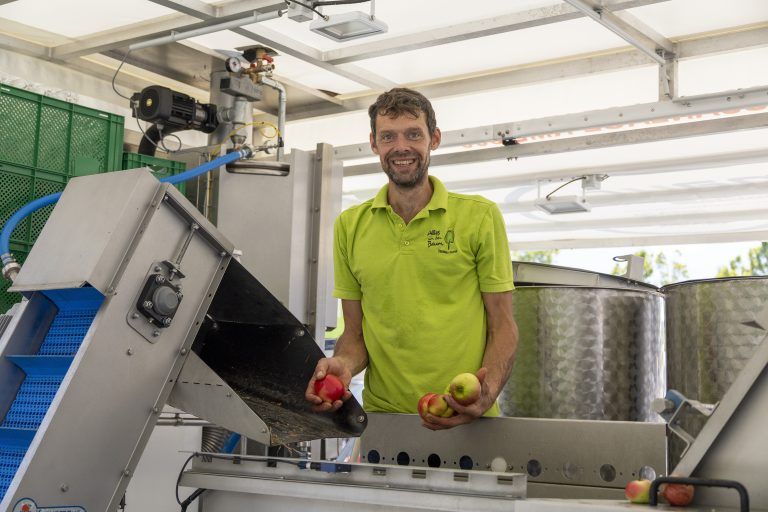 Einmal frisch gepresster Süßmost, bitte! Thomas Porod ist mit seiner mobilen Saftpresse am Start.