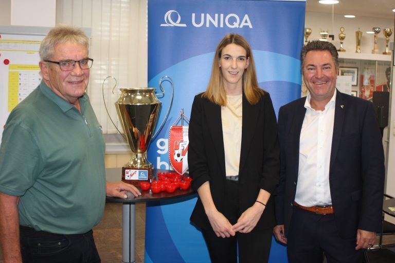 VFV-Vizepräsident Peter Schneider mit Glücksfee Karin Metzler (Uniqa Marketing) und Landesdirektor Markus Stadelmann zogen die Paarungen.VN