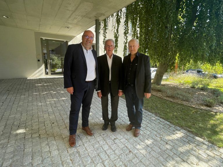 Antoniushaus-GF Thomas Vranjes mit Günter Lampert und Egon Blum.