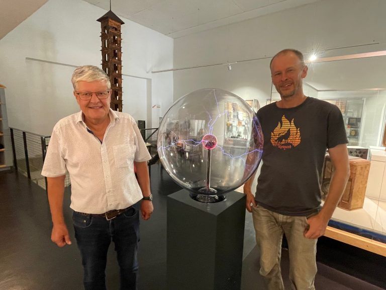 Manfred Morscher und Bernd Weinmayer an der neuen Plasmakugel.