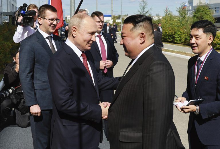 Betont freundlich trafen sich Wladimir Putin (l.) und Kim Jong-un.AP