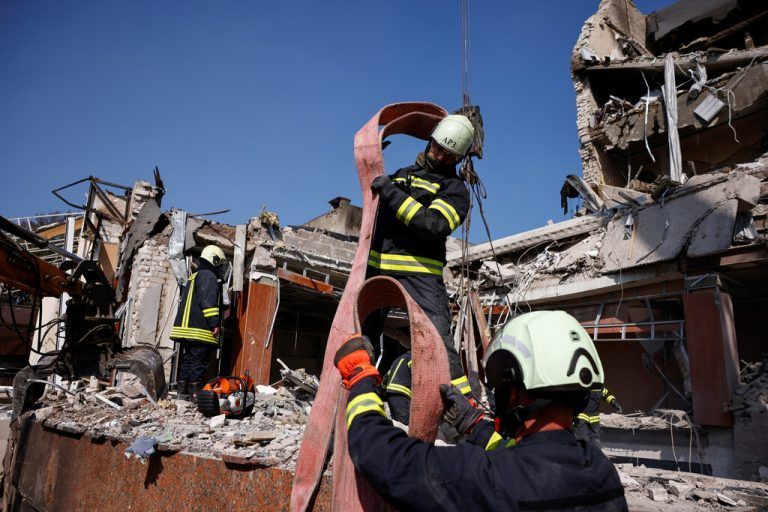 Rettungskräfte sind auf dem Gelände eines beschädigten Hotels in Tscherkassy im Einsatz. Reuters