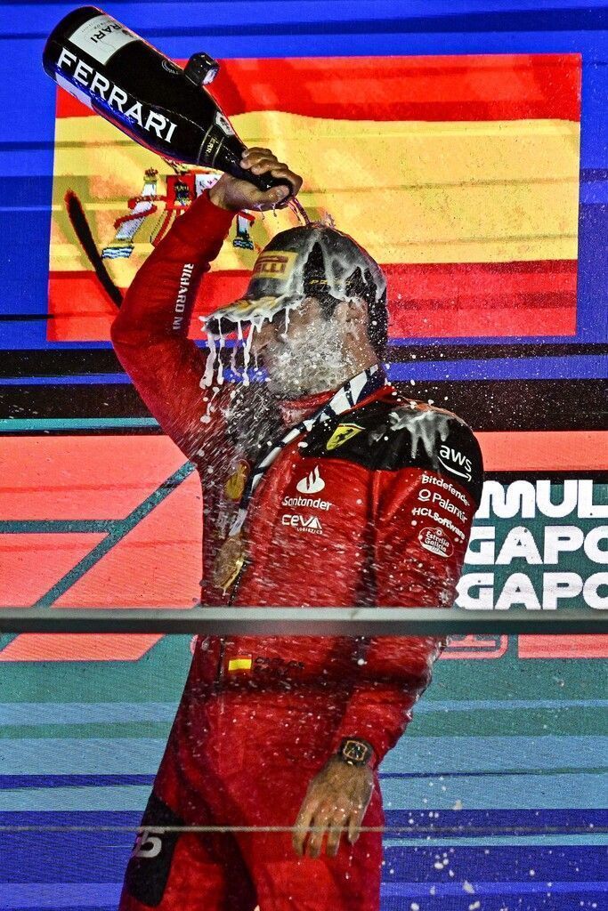 Sainz kühlte sich selbst mit einer Sektdusche ab.AFP