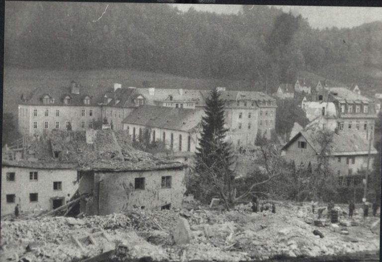 Nach dem Bombenabwurf begannen die Aufräumarbeiten.<span class="copyright"> VN/Archiv, Stadtarchiv</span>