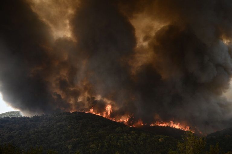 Schon seit 13 Tagen lodert das Großfeuer nahe der Grenze zur Türkei. AFP