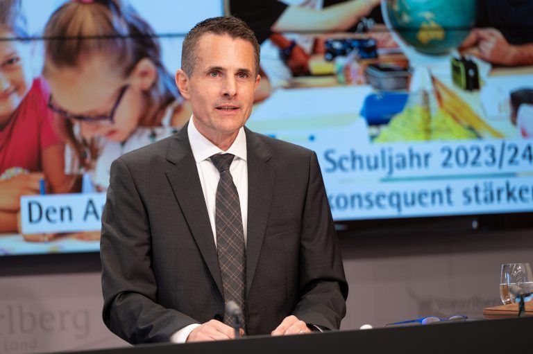Bildungsdirektor Heiko Richter verteidigt die Werbekampagne. VN/Serra