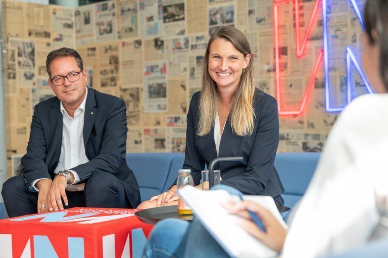 Sparkassen-Vorstand Martin Jäger und ESG-Expertin Stefanie Schock (Erste Asset Management).VN/ Serra