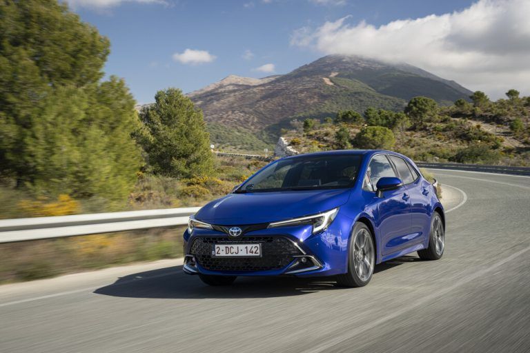 Toyota Corolla: Nach einem Update in beiden Karosserie-Versionen gestärkt. Die Benziner-Vollhybrid-Antriebe haben 140 respektive 196 PS Systemleistung.