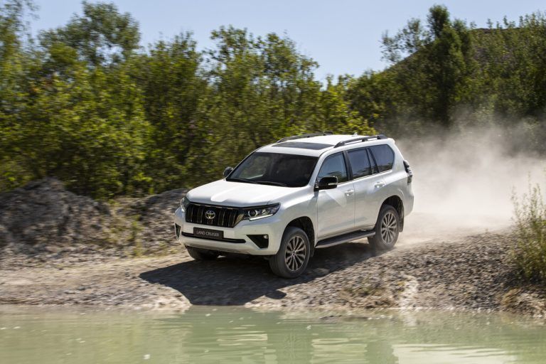 Toyota Land Cruiser: Er baut nach wie vor – auch künftig – auf einem Leiterrahmen, den noch Aktuellen gibt’s unverändert als Drei- und als Fünftürer.