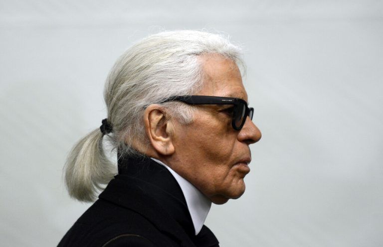 Weißer Zopf, Sonnenbrille und gestärkter Kragen: Lagerfeld hatte sich zu einer Kunstfigur stilisiert. APA/dpa