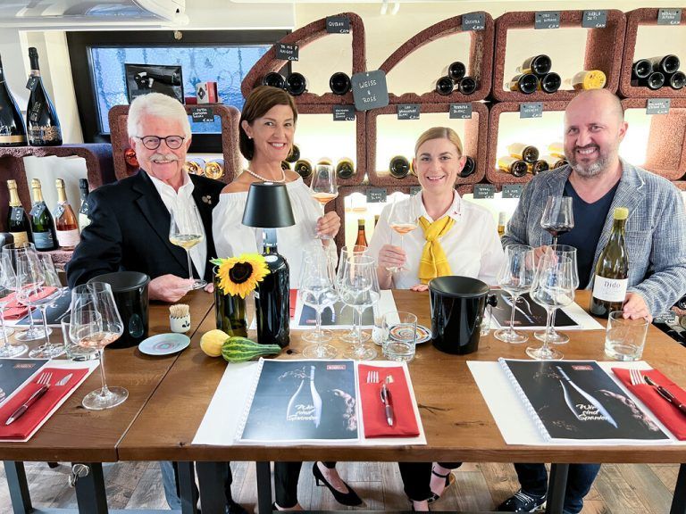 Willi Hirsch, Beate Espinoza-Mayr, Jasmine Hofstädter und Manuel Espinoza begeisterten mit erlesenen spanischen Weinen. Franc