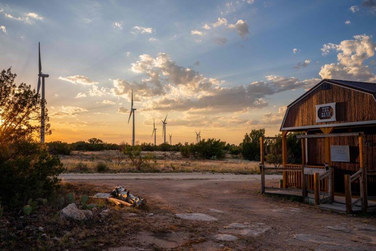 Windräder sind in Big Spring im US-Staat Texas in der Nähe einer Scheune zu sehen. AFP
