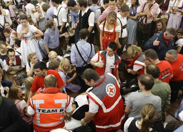 Zur Wiesn-Zeit steigt die Zahl der Notaufnahmen in München um bis zu 30 Prozent.