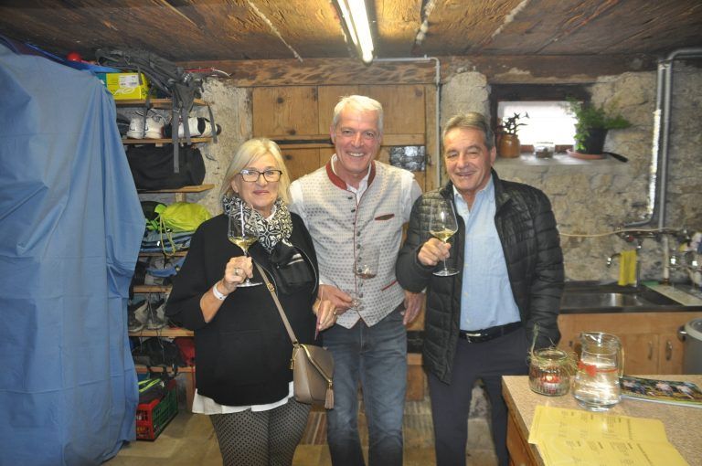 Christina Schneider, Winzer Sepp Heinzl und Harald Schneider.