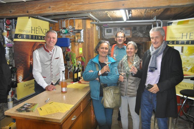 Winzer Sepp Heinzl, Eva und Roland Fleisch, Eva und Hans Hirschmann.