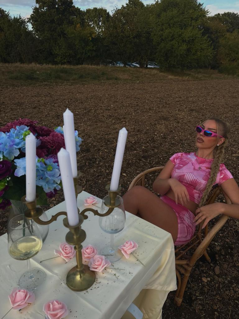 Jana Milenkovic bei den Dreharbeiten zum Musikvideo.