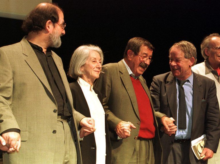 Salman Rushdie mit Carola Stern, Günther Grass und Siegfried Lenz. <span class="copyright">Peter Mueller REUTERS</span>