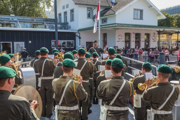 Die Militärmusik Vorarlberg sorgte mit den Tönen für eine herrliche Stimmung. <span class="copyright">steurer</span>