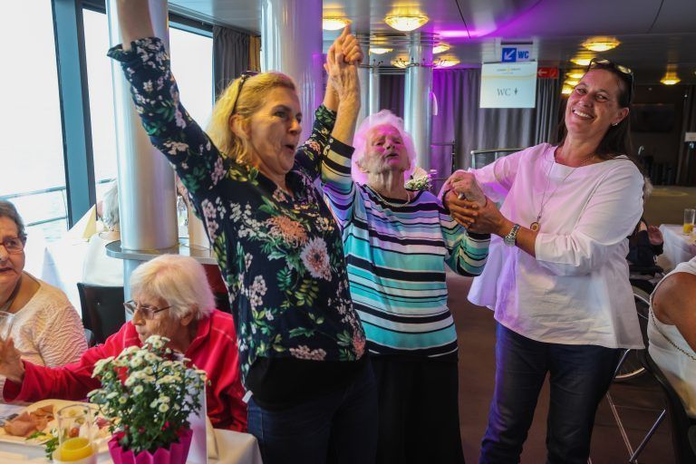Ilse Müller (Mitte) feierte ihren 100. Geburtstag. <span class="copyright">steurer</span>